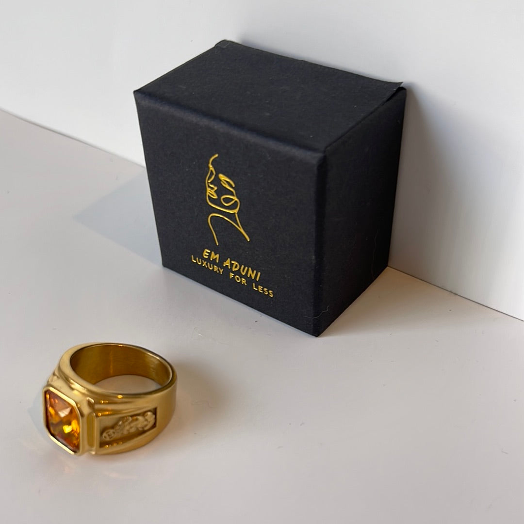 Emerald like golden color vintage men/women ring