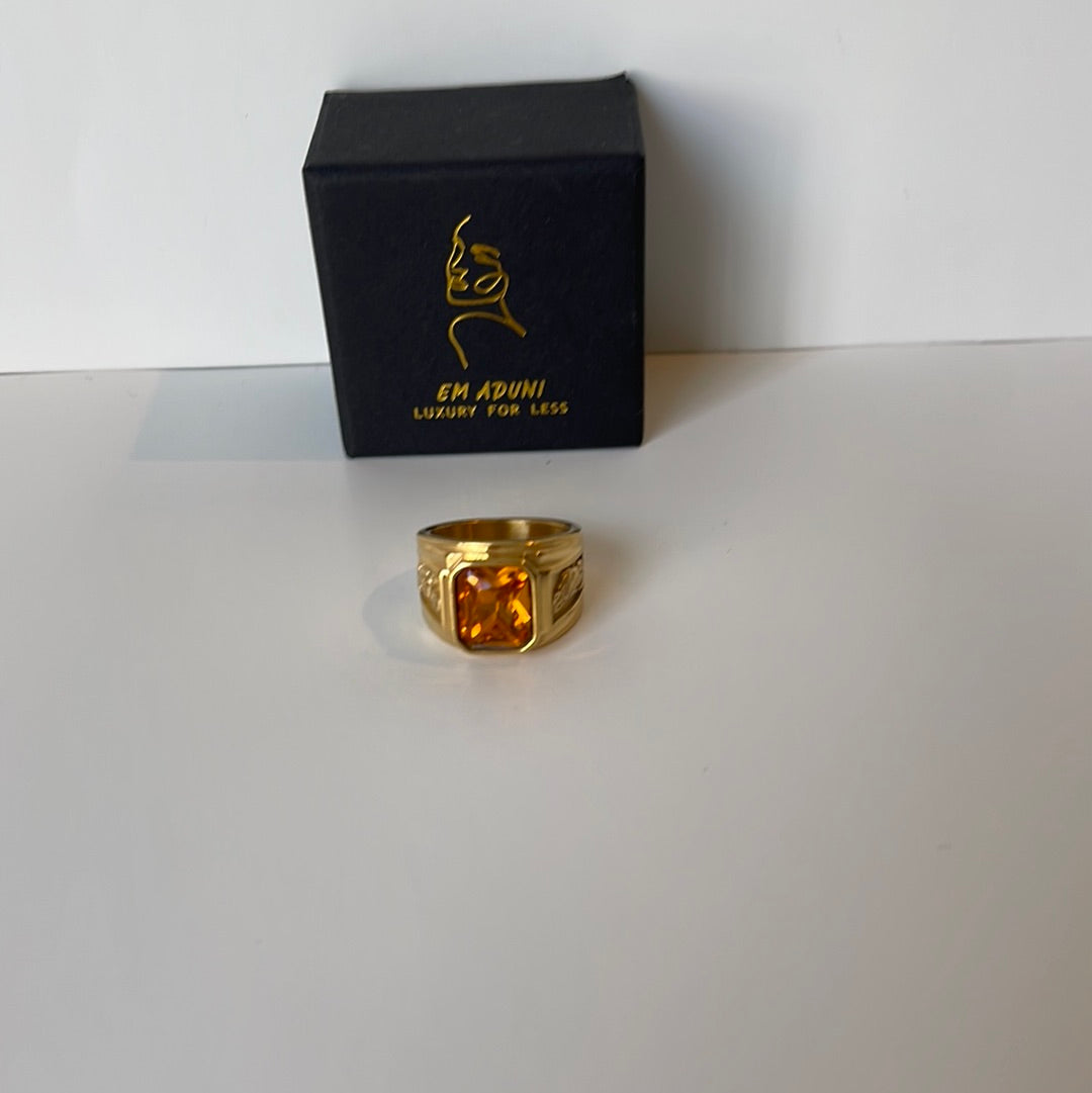 Emerald like golden color vintage men/women ring