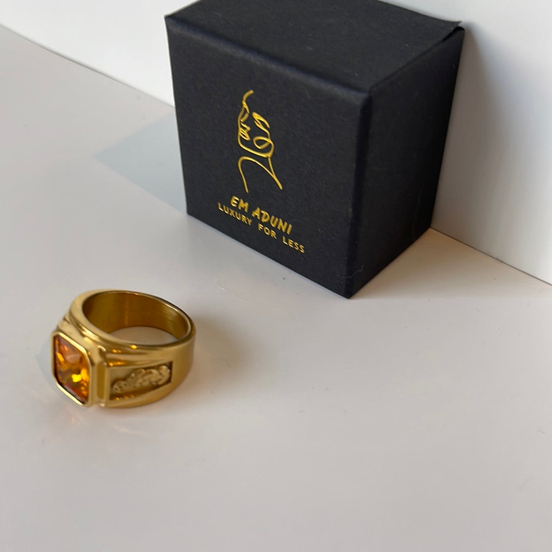 Emerald like golden color vintage men/women ring