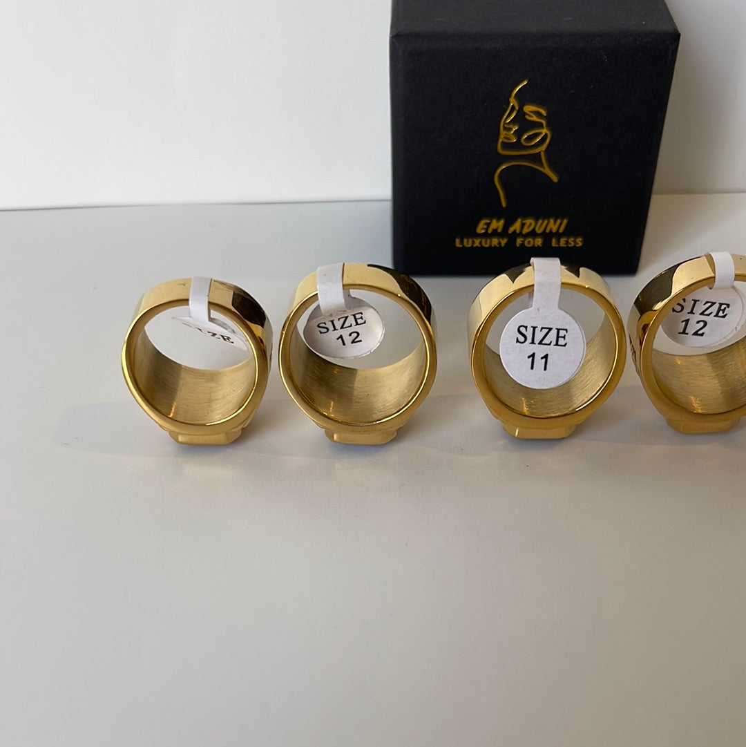 Emerald like golden color vintage men/women ring