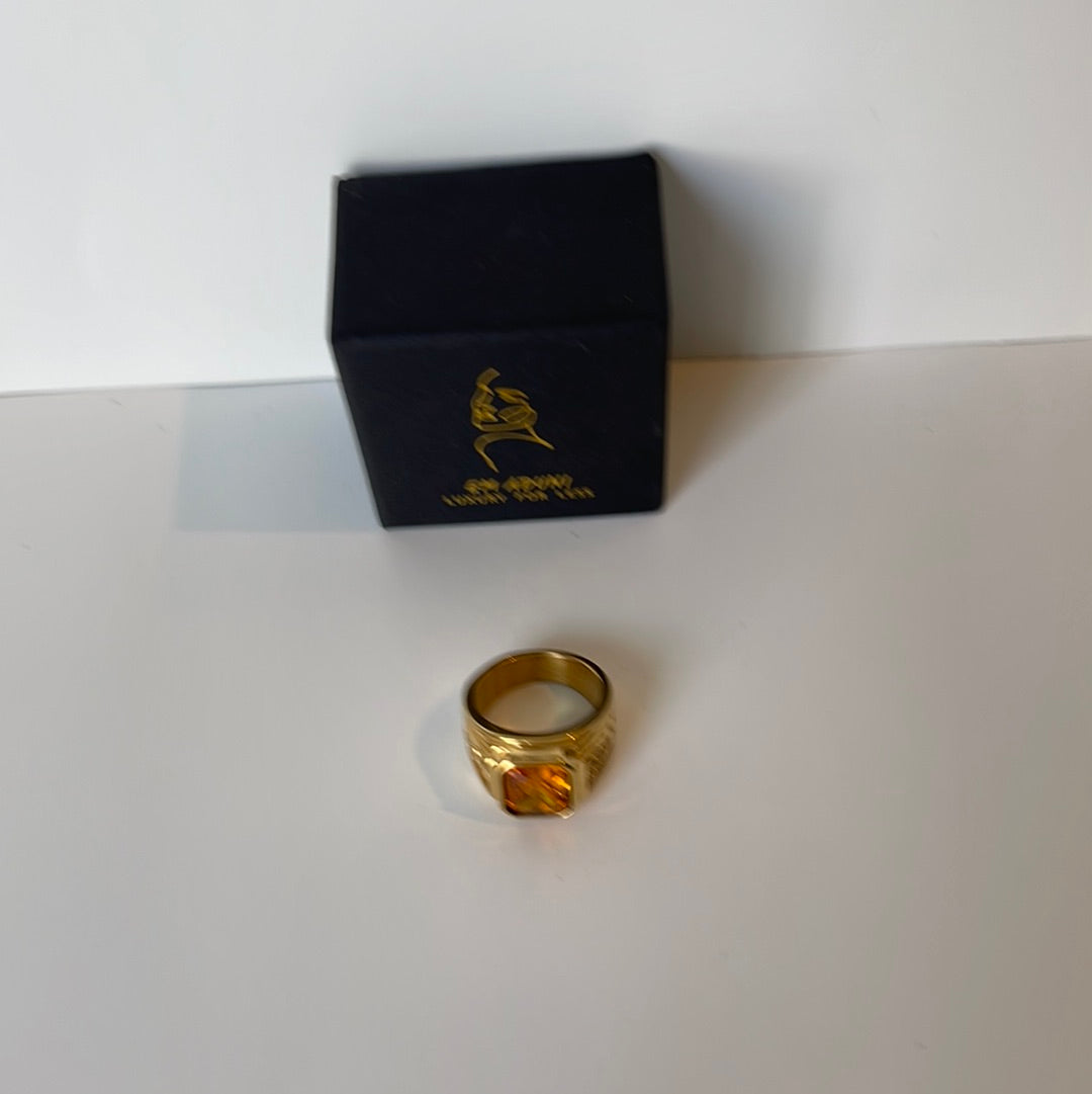 Emerald like golden color vintage men/women ring