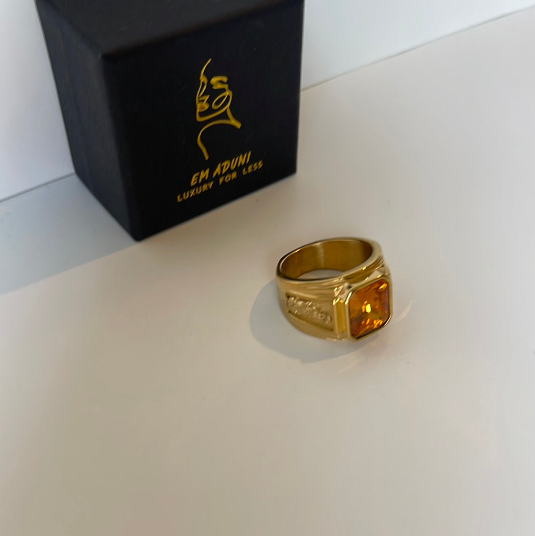 Emerald like golden color vintage men/women ring